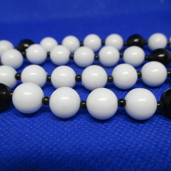 PLASTIC BEADED NECKLACE Black White Beaded Necklace White Beads Black Seed Beads - Picture 6 of 8
